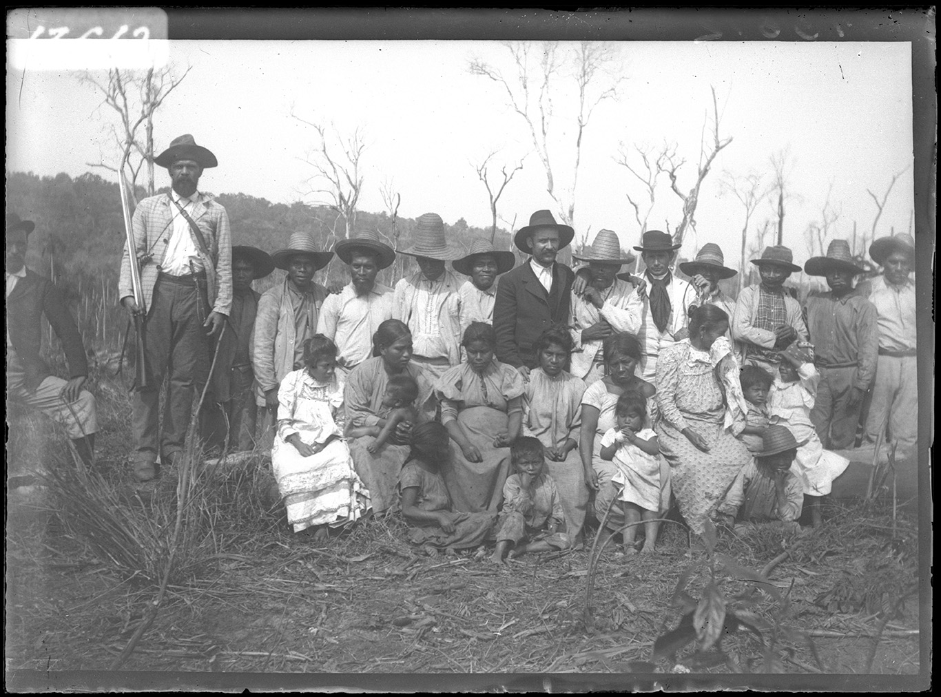 Braća Mirko i Stevo Seljan s pripadnicima naroda Guaraní. Granica Paragvaja i Brazila, 1903. godine.